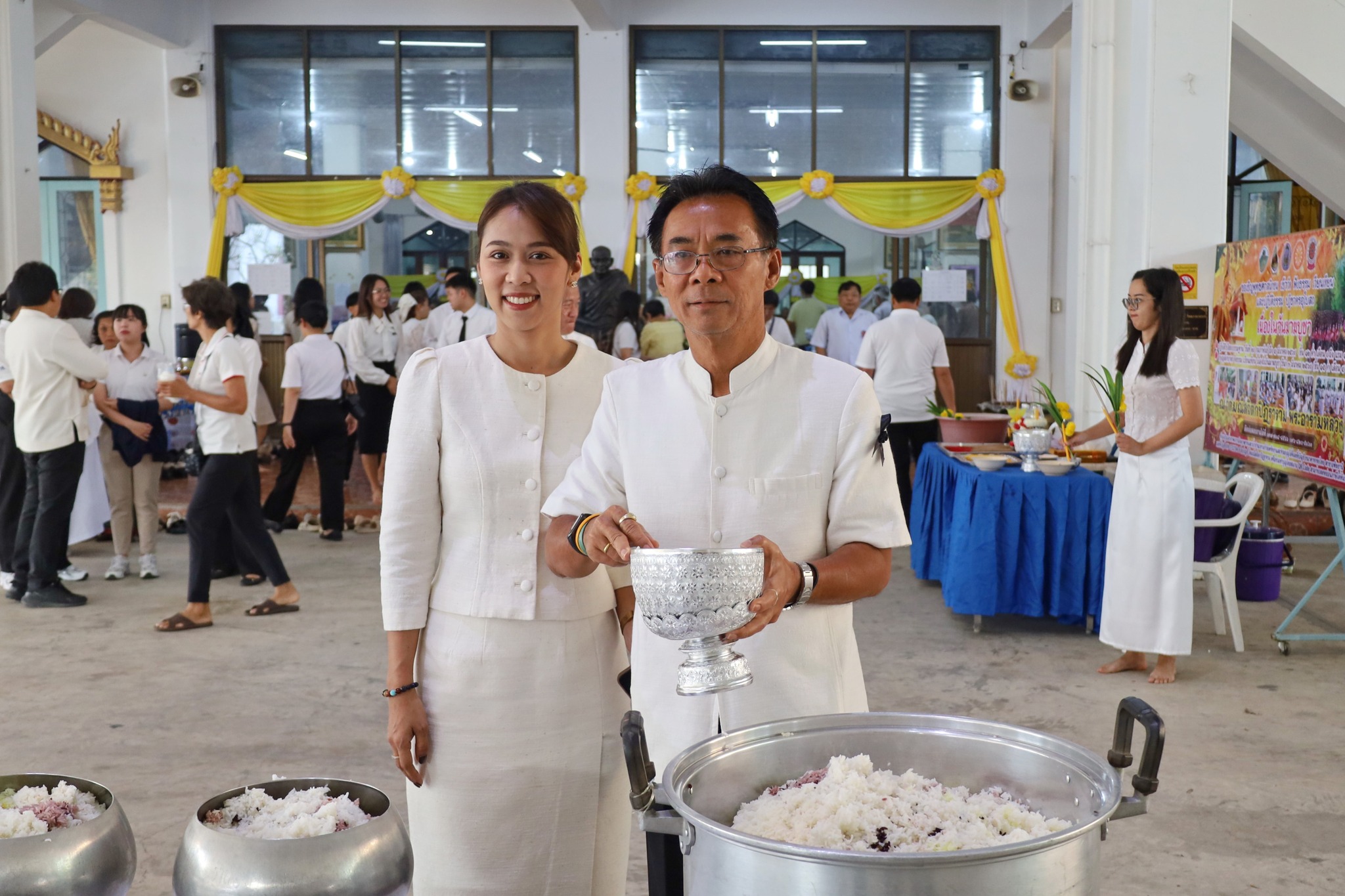 พุทธศาสนิกชนจังหวัดอุทัยธานี ร่วมทำบุญตักบาตร และเวียนเทียน เนื่องในวันมาฆบูชา ประจำปี 2569