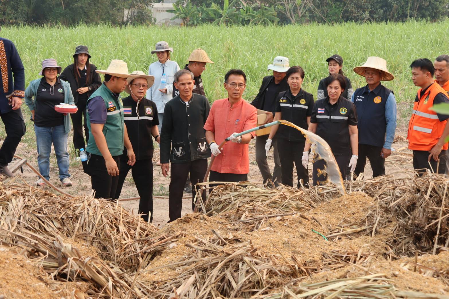 จังหวัดอุทัยธานี จัดกิจกรรมรณรงค์ลดการเผาในพื้นที่การเกษตร ส่งเสริมการทำปุ๋ยจากใบอ้อย
