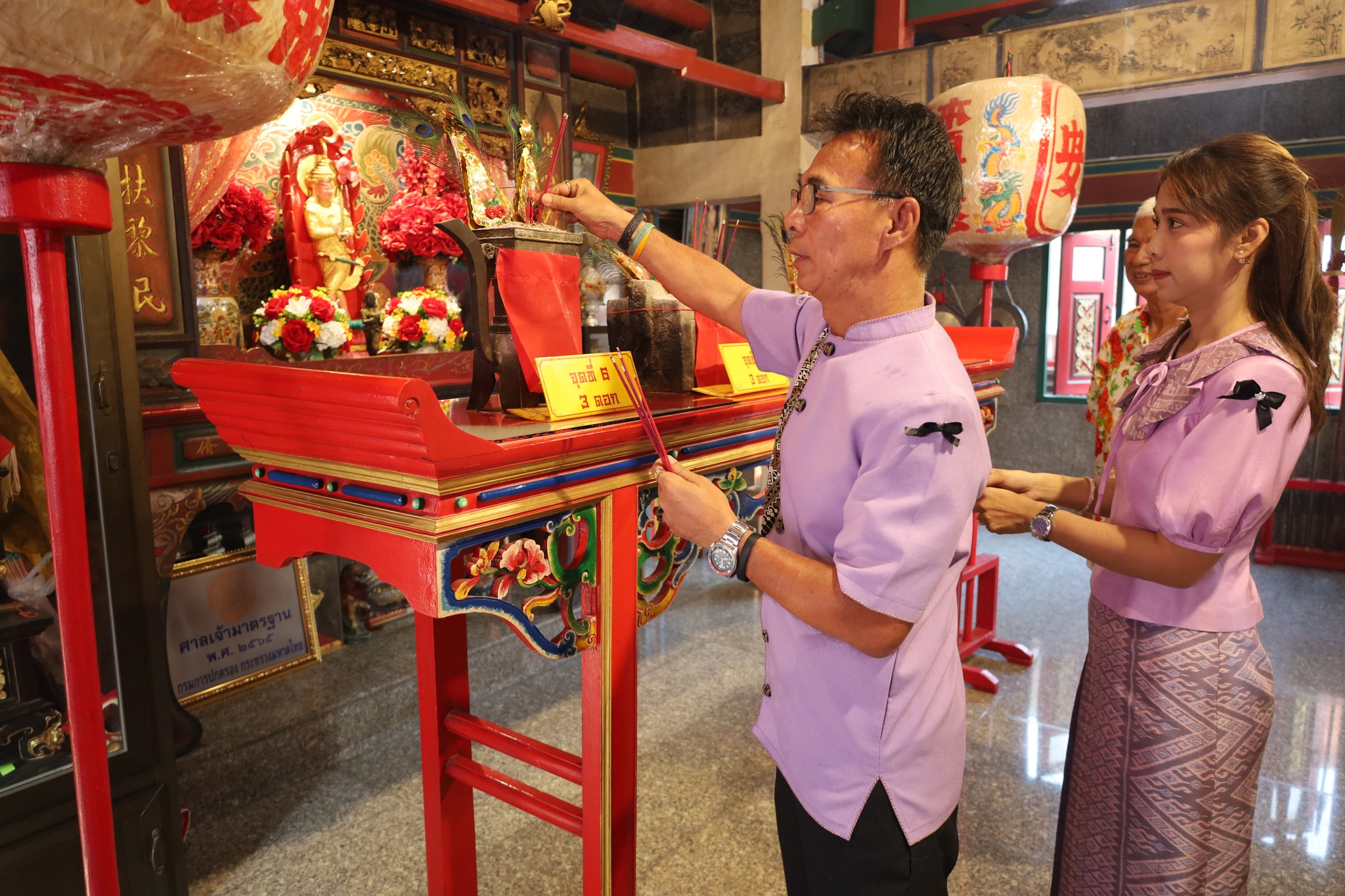 จังหวัดอุทัยธานี โดยเทศบาลเมืองอุทัยธานีจัดพิธีทำบุญตักบาตรถวายภัตตาหาหาร(ปิ่นโต) และพิธีทำบุญไหว้ศาลเจ้าพ่อหลักเมือง เพื่อความเป็นสิริมงคล เนื่องในวันสงกรานต์และวันปีใหม่ไทย