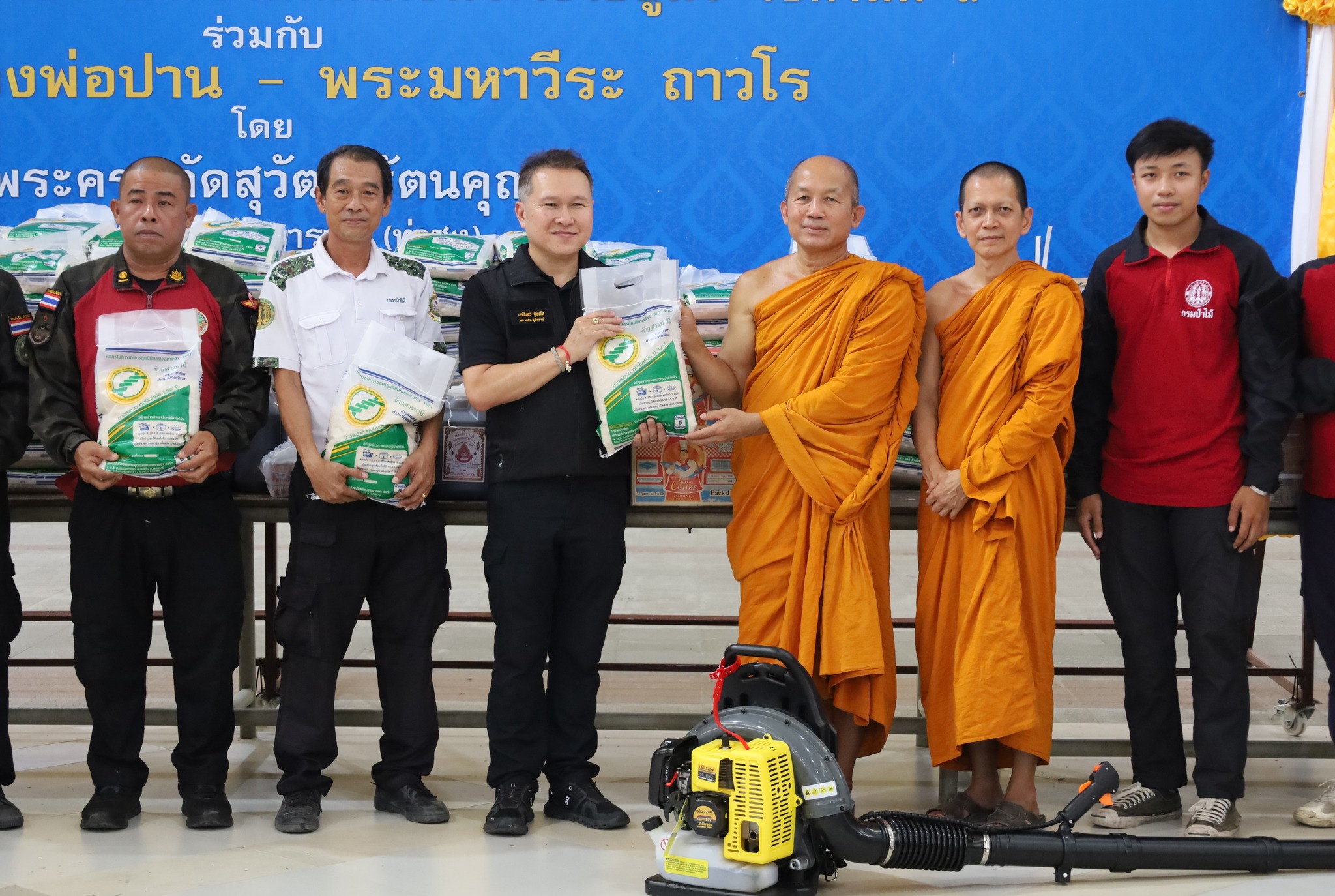 ศูนย์สงเคราะห์ผู้ยากจนในแดนทุรกันดารฯ ร่วมมูลนิธิหลวงพ่อปาน&ndash;พระมหาวีระ ถวายการสนับสนุนภารกิจเจ้าหน้าที่ภาคสนามอุทัยธานี มอบเสบียงและอุปกรณ์สู้ไฟป่า