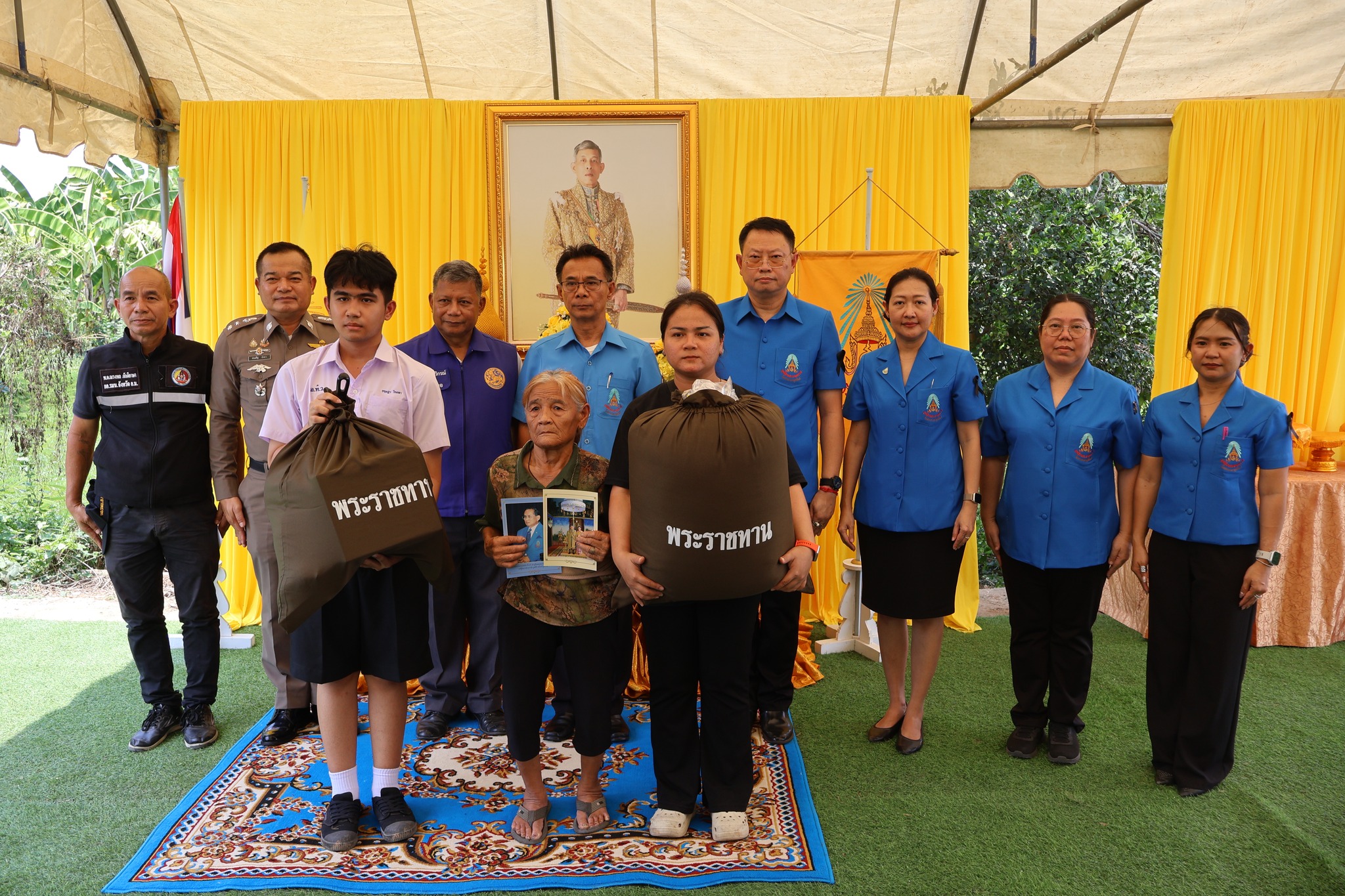 จังหวัดอุทัยธานี มอบสิ่งของพระราชทานช่วยผู้ประสบอัคคีภัย ตำบลหาดทนง สร้างขวัญกำลังใจผู้ประสบภัย