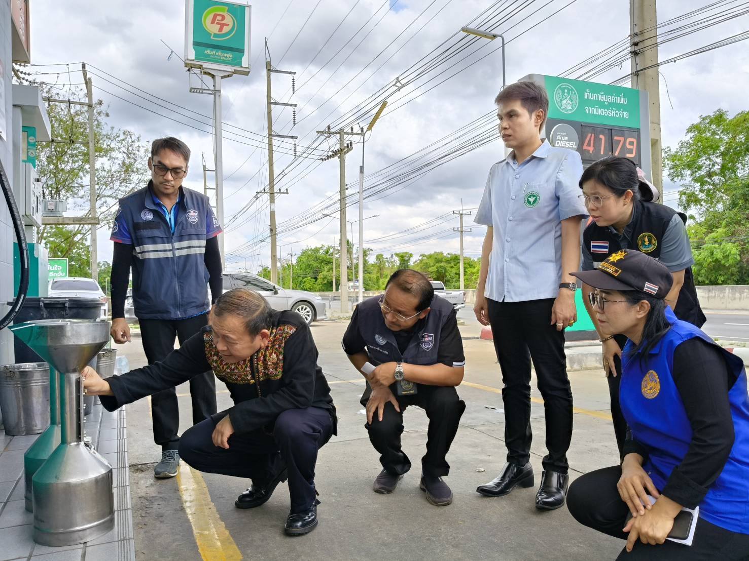 ลงพื้นที่ตรวจติดตามภาวะราคาสินค้าอุปโภคบริโภคที่สำคัญ ได้แก่ น้ำมันเชื้อเพลิง ปุ๋ยเคมีการเกษตร ก๊าซ หุงต้ม LPG วัสดุก่อสร้าง ยาและเวชภัณฑ์ และสินค้าอุปโภคบริโภค จำนวน 9 แห่ง ในพื้นที่อำเภอหนองฉาง และอำเภอหนองขาหย่าง จังหวัดอุทัยธานี