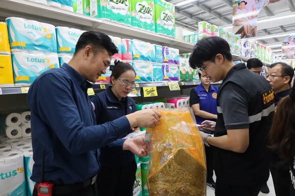 พาณิชย์อุทัยธานี บูรณาการทุกภาคส่วน ลงพื้นที่ตรวจสอบการจำหน่ายชุดสังฆทาน&ndash;ชุดไทยธรรม ช่วงวันวิสาขบูชา