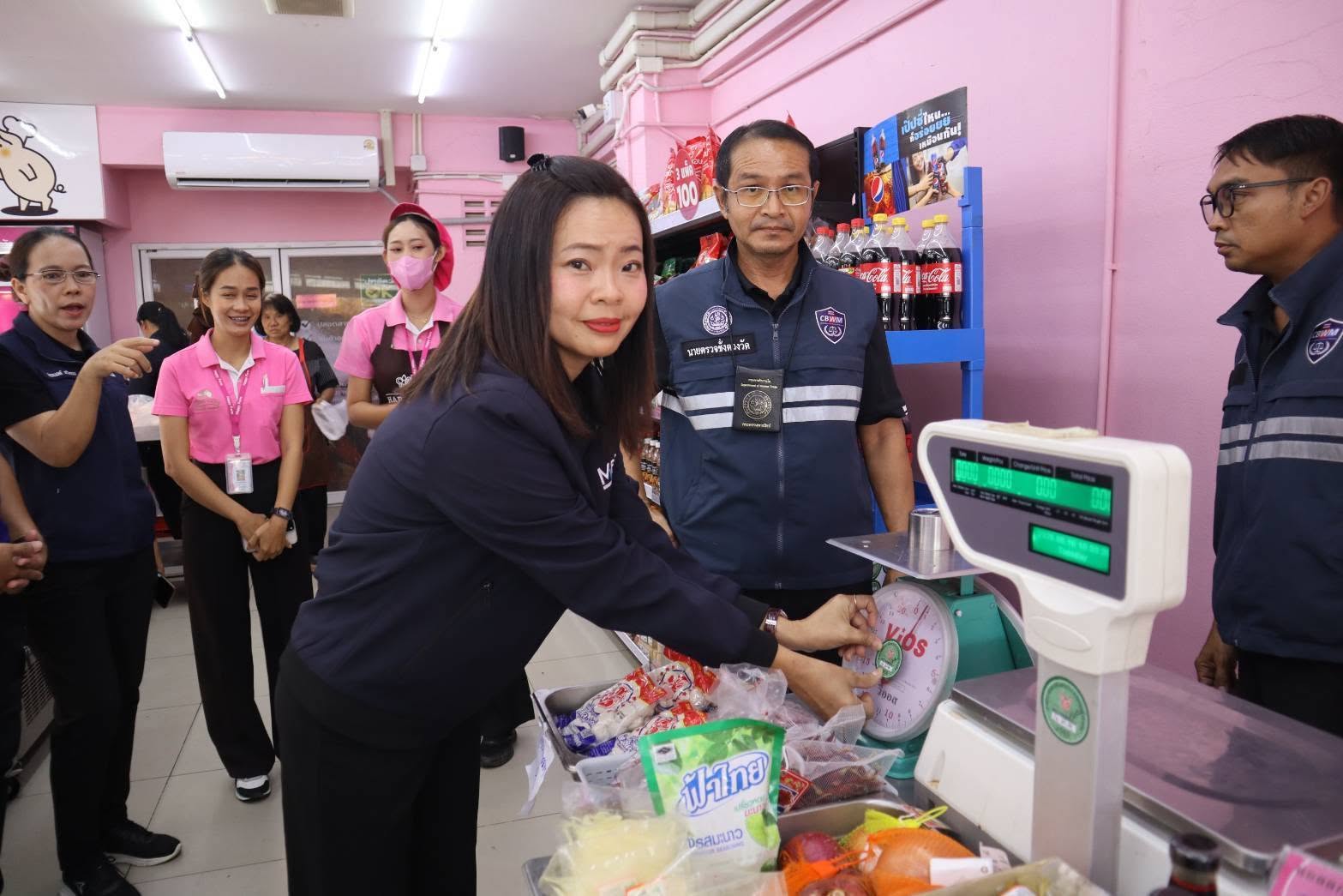 พาณิชย์อุทัยธานี ตรวจติดตามภาวะราคาสินค้าอุปโภคบริโภคที่สำคัญ น้ำมันเชื้อเพลิง ปุ๋ยเคมีการเกษตร  บรรจุภัณฑ์ อาหารเลี้ยงสัตว์  และยารักษาโรค ในพื้นที่อำเภอบ้านไร่ 