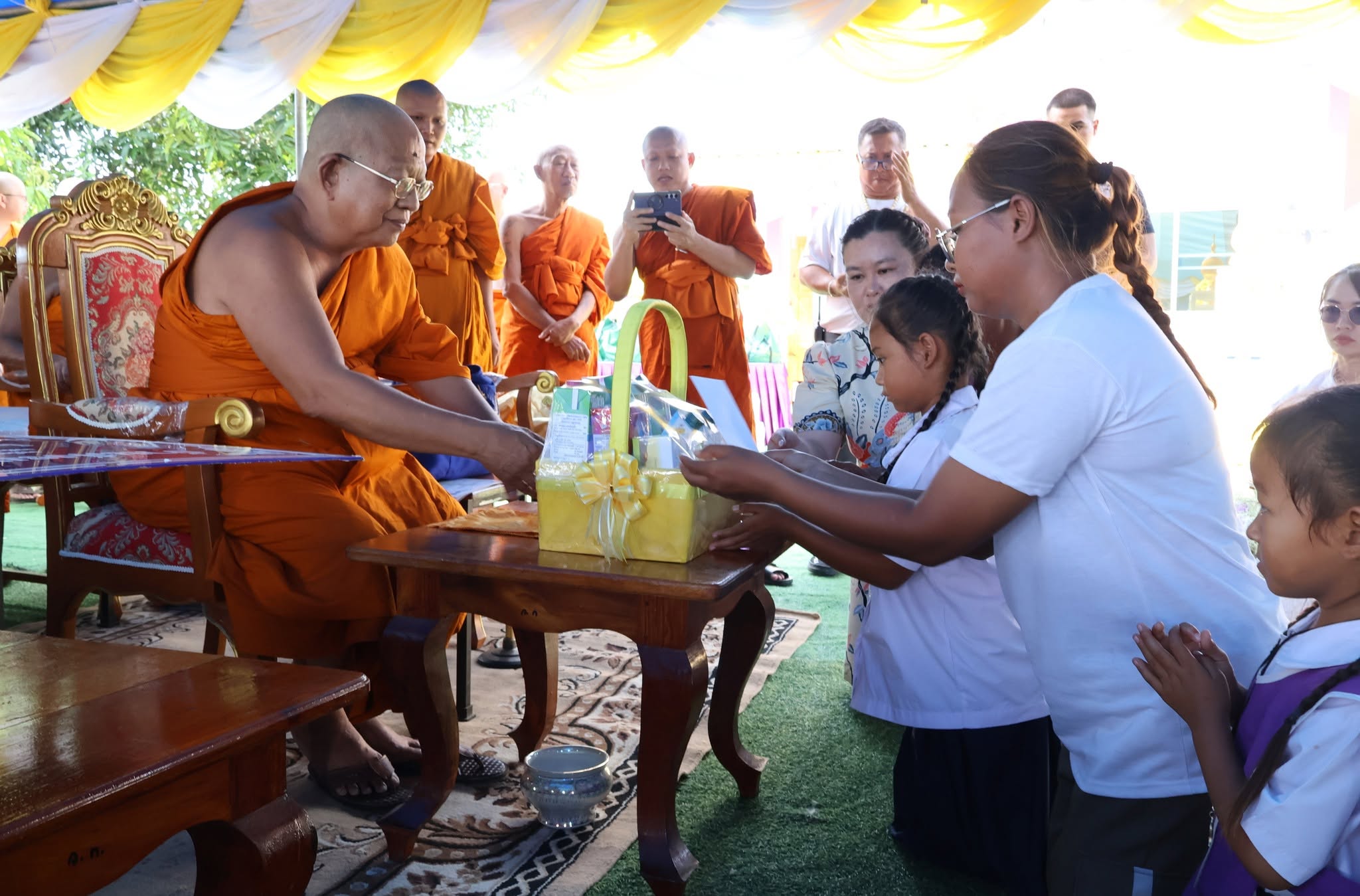 คณะสงฆ์จังหวัดอุทัยธานี ร่วมภาครัฐ มอบบ้านสังฆประชานุเคราะห์ 2 หลัง สร้างโอกาสและคุณภาพชีวิตที่ดีแก่ผู้ยากไร้