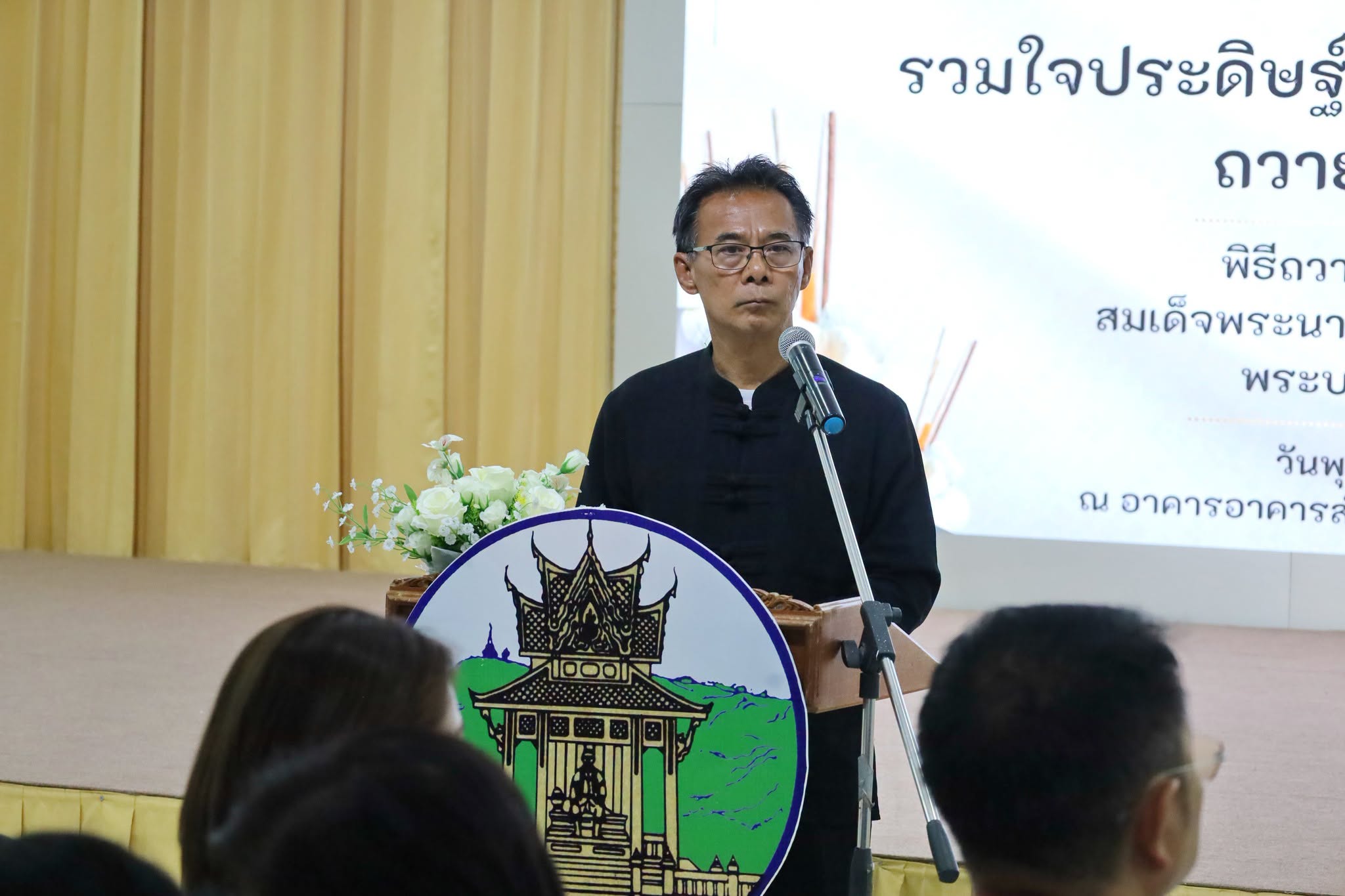 จังหวัดอุทัยธานี โดยคณะกรรมการพัฒนาสตรีจังหวัดอุทัยธานี ร่วมกับสำนักงานพัฒนาชุมชนจังหวัดอุทัยธานี จัดโครงการฝึกอบรมการประดิษฐ์ดอกไม้จันทน์ สำหรับใช้ในพิธีถวายดอกไม้จันทน์ ในงานพระราชพิธีถวายพระเพลิงพระบรมศพ สมเด็จพระนางเจ้าสิริกิติ์ พระบรมราชินีนาถ พระบรมราชชนนีพันปีหลวง