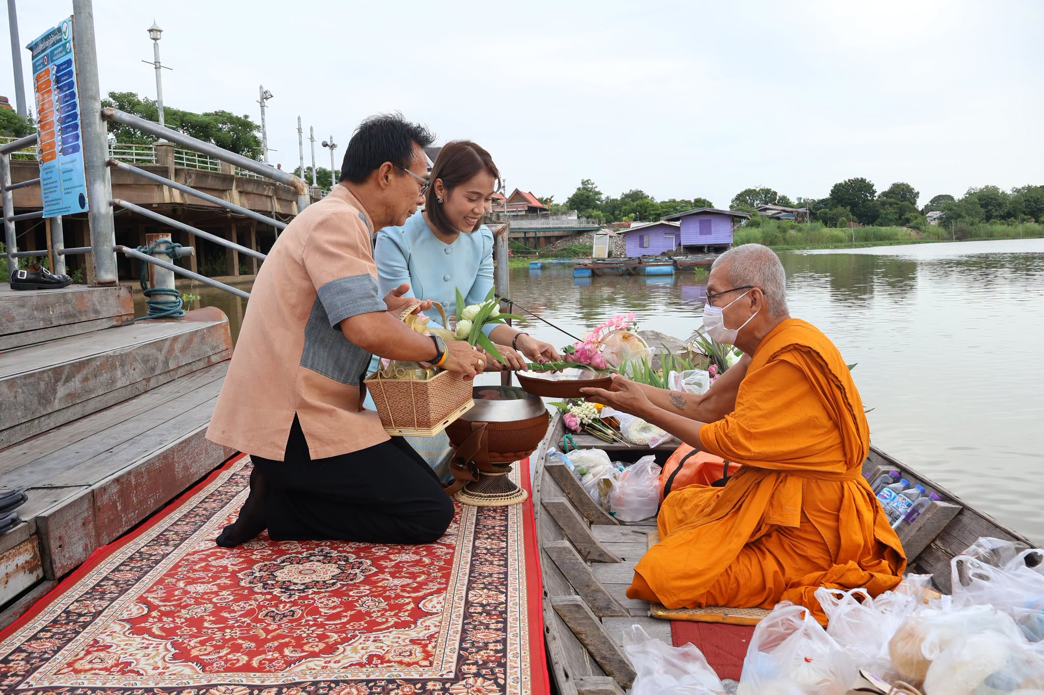 จังหวัดอุทัยธานี โดยสำนักงานวัฒนธรรมจังหวัดอุทัยธานี จัดกิจกรรม &ldquo;ตักบาตรทางน้ำ ริมแม่น้ำสะแกกรัง&rdquo; สืบสานวิถีวัฒนธรรม สร้างศรัทธาอิ่มบุญ อุดหนุนชุมชน