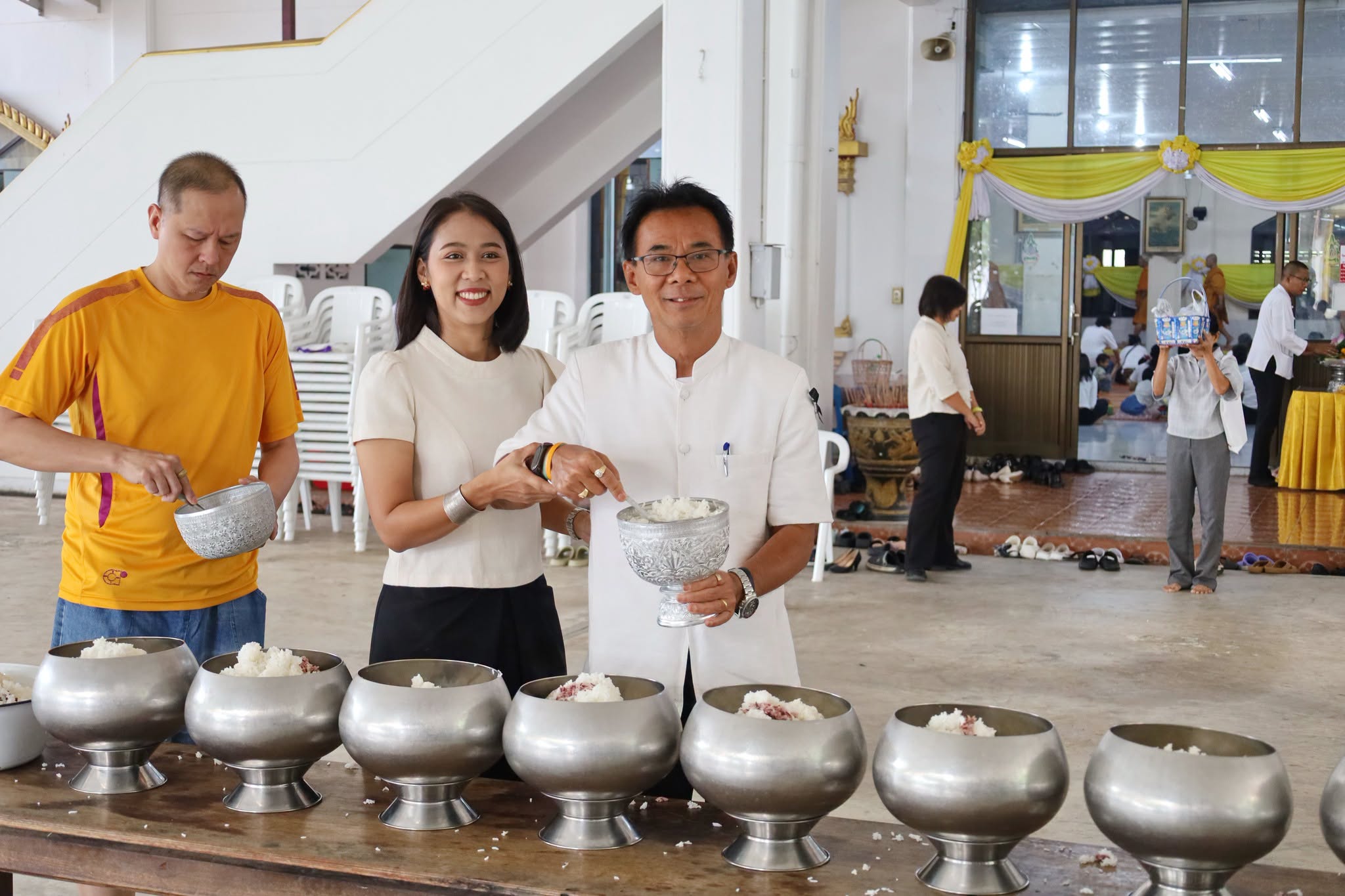 พุทธศาสนิกชนชาวจังหวัดอุทัยธานีพร้อมใจกันประกอบพิธีทำบุญตักบาตร ฟังพระธรรมเทศนา และประกอบพิธีเวียนเทียน เนื่องในวันอาสาฬหบูชา ประจำปี 2569 พร้อมถวายเทียนพรรษา เนื่องในวันเข้าพรรษา เพื่อถวายเป็นพุทธบูชา น้อมรำลึกถึงพระคุณของพระรัตนตรัย และร่วมกันสืบสานพระพุทธศาสนาให้เจริญมั่นคงสืบไป
