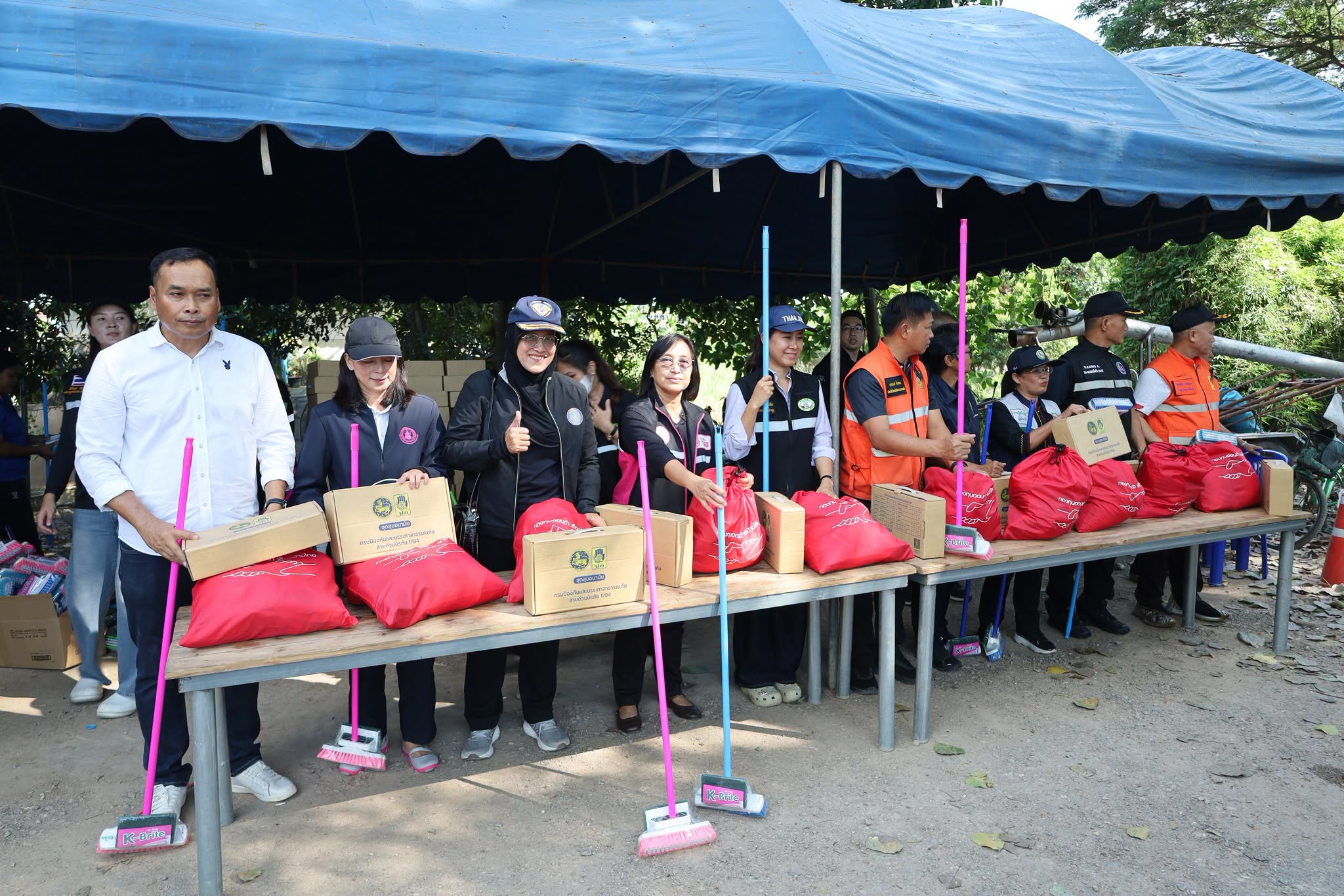 จังหวัดอุทัยธานี มอบถุงยังชีพและอุปกรณ์ทำความสะอาด ช่วยเหลือประชาชนที่ได้รับผลกระทบจากอุทกภัยในพื้นที่ตำบลท่าซุง