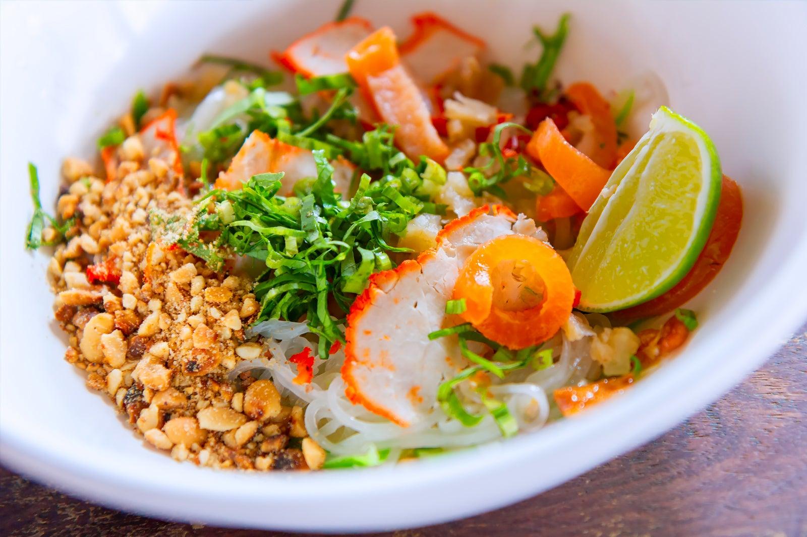 ก๋วยเตี๋ยวต้มยำผักกูดแม่เรณู