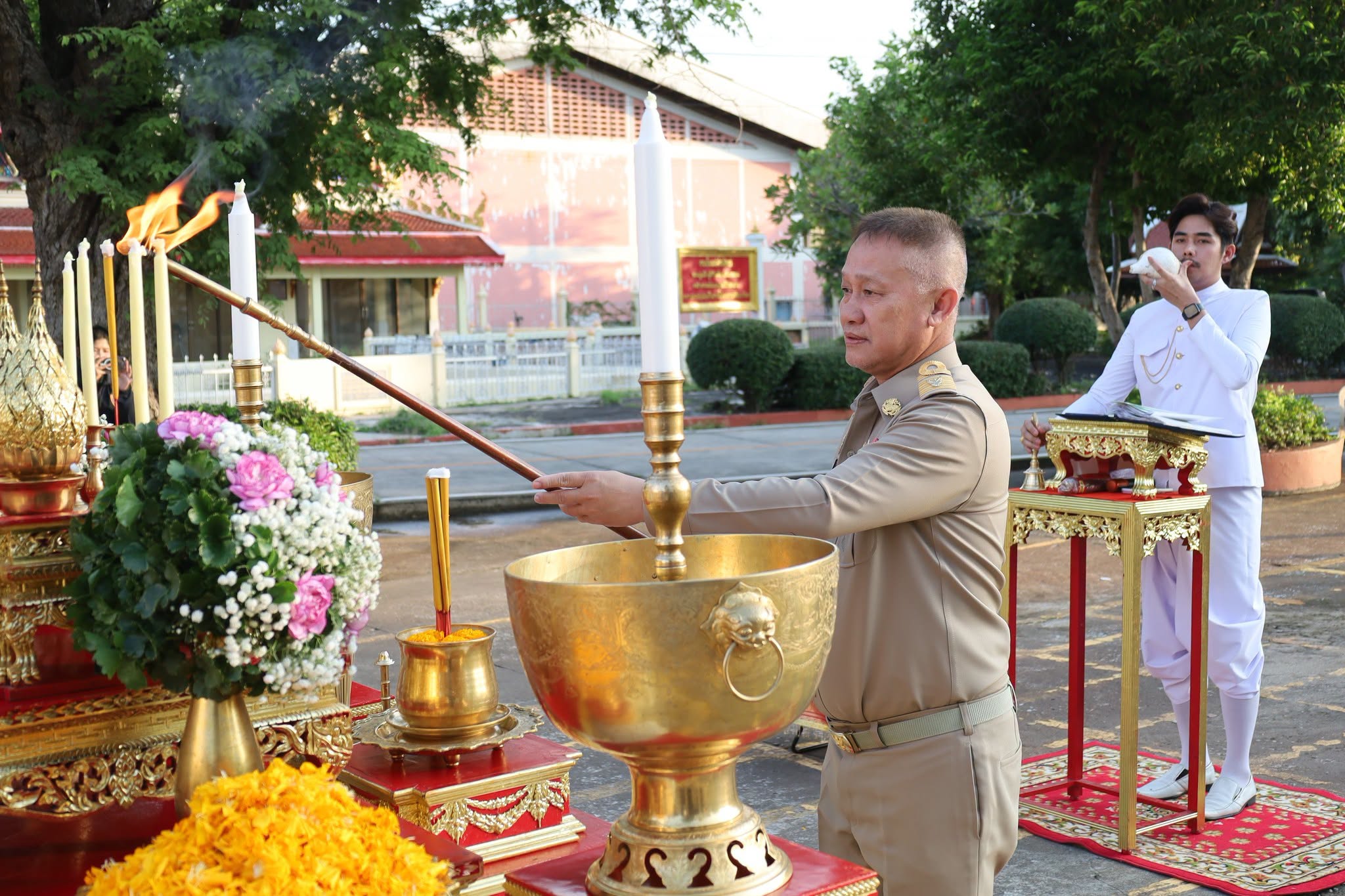 จัดพิธีบวงสรวงการก่อสร้างซุ้มถวายดอกไม้จันทน์สำหรับประชาชนในส่วนภูมิภาค งานพระราชพิธีถวายพระเพลิงพระบรมศพ สมเด็จพระนางเจ้าสิริกิติ์ พระบรมราชินีนาถ พระบรมราชชนนีพันปีหลวง